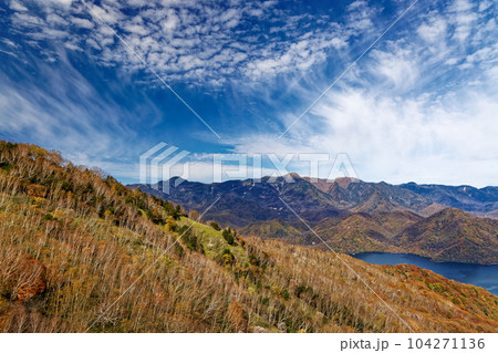 奥日光・社山・黒檜山間の稜線から見る紅葉の山並みと日光白根山 104271136