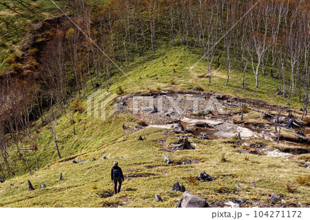 秋色の奥日光・社山・黒檜山間の稜線を行く登山者 104271172