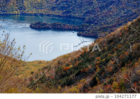 奥日光・社山・黒桧山間の稜線から見る紅葉の中禅寺湖 奥日光・社山・黒桧山間の稜線から見る紅葉の中禅寺湖 104271177