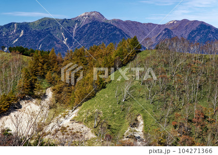 紅葉の社山稜線から見る黒檜山への稜線と日光白根山 104271366