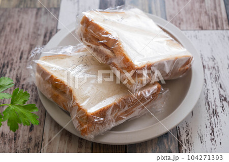 作り置きの冷凍サンドイッチ 104271393