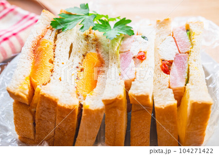 解凍された冷凍サンドイッチ 104271422