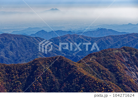奥日光・社山から見る筑波山と関東平野の町並み 104271624