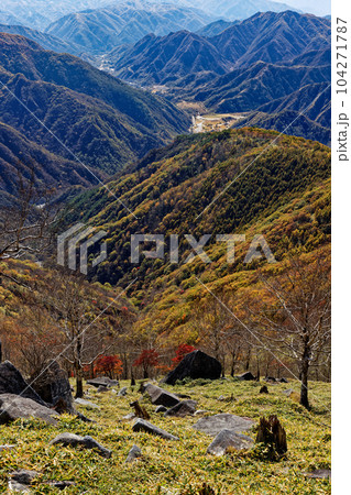 奥日光・社山から見る紅葉の山並み 奥日光・社山から見る紅葉の山並み 104271787