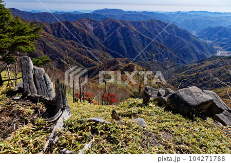 奥日光・社山から見る紅葉の山並み 104271788