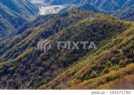 奥日光・社山から見る紅葉の山並み 104271790