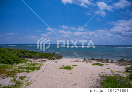 沖縄　久高島　神の島、イシキ浜 104271861