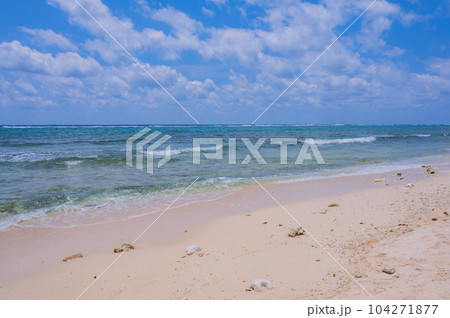 沖縄　久高島　神の島、イシキ浜 104271877