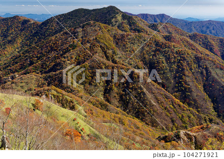 奥日光・社山稜線から見る紅葉の半月山 奥日光・社山稜線から見る紅葉の半月山 104271921