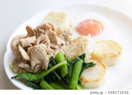 一皿で多彩な味わい 我が家の長芋ソテー はがき比率 一皿で多彩な味わい 我が家の長芋ソテー はがき比率 104272036