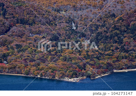奥日光・社山稜線から見る紅葉の竜頭の滝 奥日光・社山稜線から見る紅葉の竜頭の滝 104273147