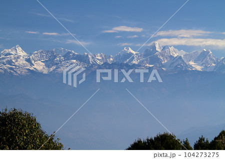 南アジアのネパール　カトマンドゥ郊外の村ナガルコットのビュータワー展望台からヒマラヤ山脈の景色 104273275