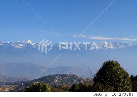 南アジアのネパール カトマンドゥ郊外の村ナガルコットのビュータワー展望台からヒマラヤ山脈の景色 南アジアのネパール カトマンドゥ郊外の村ナガルコットのビュータワー展望台からヒマラヤ山脈の景色 104273283