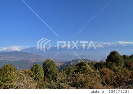 南アジアのネパール　カトマンドゥ郊外の村ナガルコットのビュータワー展望台からヒマラヤ山脈の景色 104273285