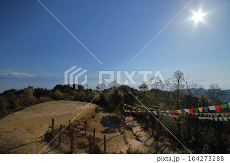 南アジアのネパール　カトマンドゥ郊外の村ナガルコットのビュータワー展望台からヒマラヤ山脈の景色 104273288