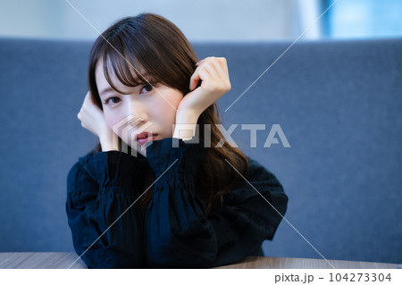 待ちぼうけの女性 104273304