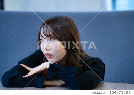 待ちぼうけの女性 104273308