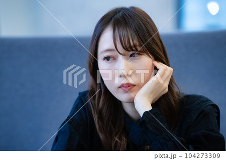 待ちぼうけの女性 104273309