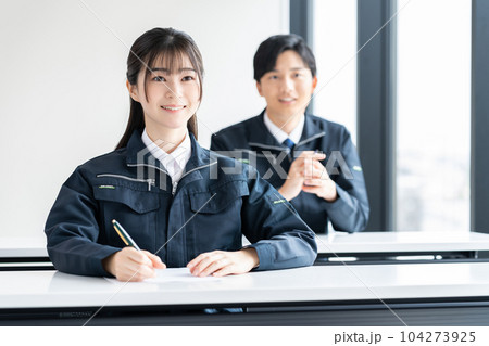 研修を受ける作業員 研修を受ける作業員 104273925