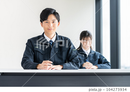研修を受ける作業員 研修を受ける作業員 104273934