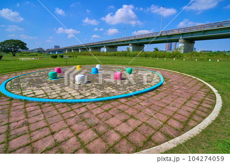 東京都大田区下丸子2丁目の多摩川ガス橋緑地公園からガス橋方面を見る 104274059