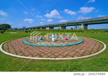 東京都大田区下丸子2丁目の多摩川ガス橋緑地公園からガス橋方面を見る 104274060