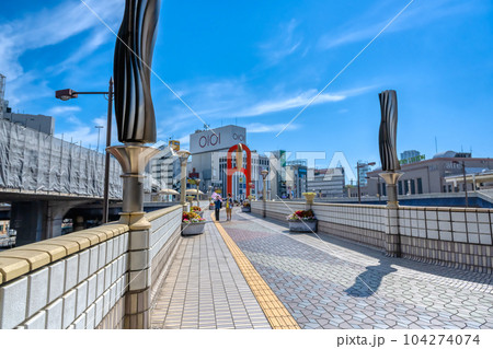 東京上野の都市風景 上野駅歩道橋とオブジェ 東京上野の都市風景 上野駅歩道橋とオブジェ 104274074