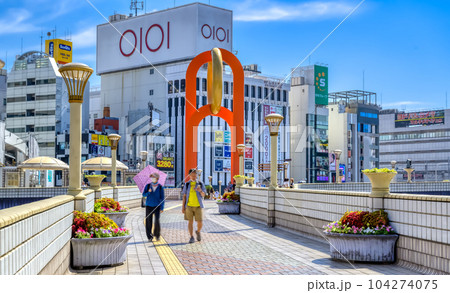 東京上野の都市風景　上野駅歩道橋とオブジェ 104274075