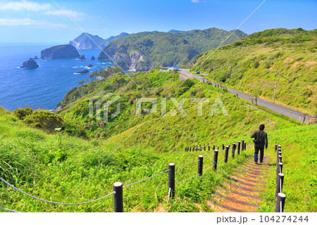 伊豆半島・南伊豆・ユウスゲ公園から駐車場への階段を、海岸線を眺めながら降りる観光客・静岡県南伊豆町 104274244