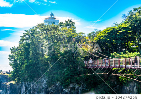 城ヶ崎海岸　秋晴れの門脇吊橋と門脇埼灯台1　静岡県伊東市 104274258