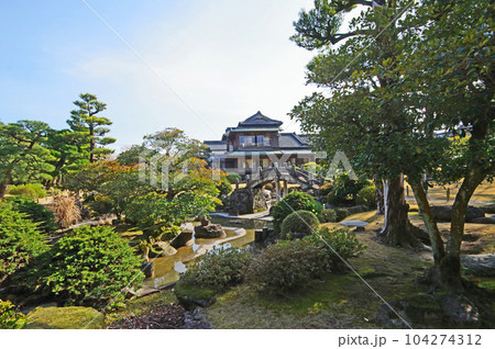 福岡県飯塚市の筑豊の炭鉱王旧伊藤伝衛門邸国指定名勝の庭 104274312
