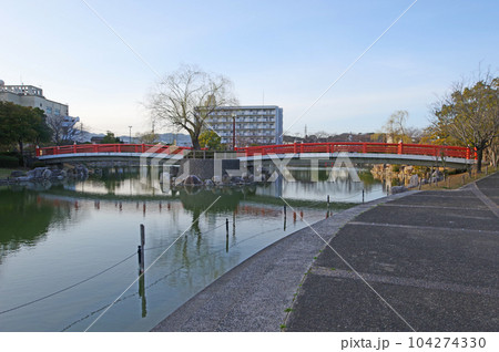 福岡県飯塚市にある勝盛公園指月橋と池 104274330