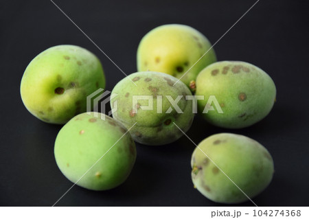 斑点がある青梅 斑点がある青梅 104274368