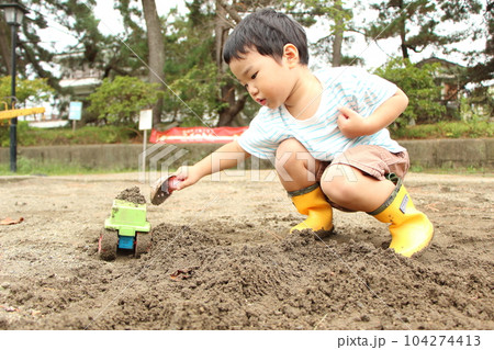 お砂場遊びする子ども お砂場遊びする子ども 104274413