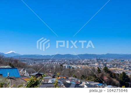 冬の富士山と八王子市 104275046