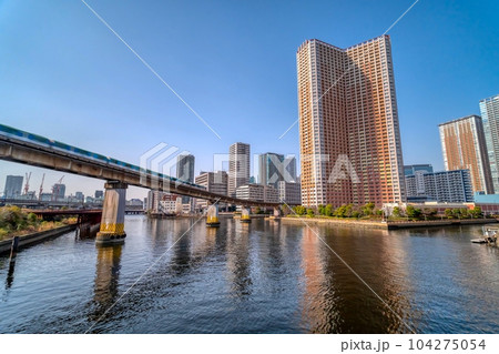 東京　マンション群とモノレール 104275054