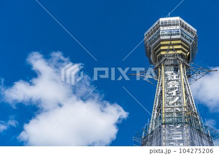 青空と大阪の大きな電波塔の写真素材 [104275206] - PIXTA