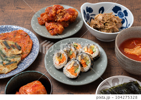韓国料理　キンパ　キムチ　ヤンニョムチキン　チヂミ　プルコギ　スンドゥブチゲ 104275328