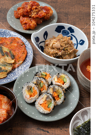 韓国料理　キンパ　キムチ　ヤンニョムチキン　チヂミ　プルコギ　スンドゥブチゲ 104275331