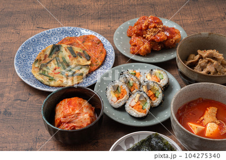 韓国料理　キンパ　キムチ　ヤンニョムチキン　チヂミ　プルコギ　スンドゥブチゲ 104275340