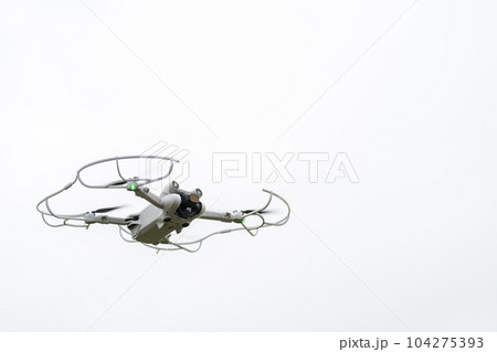 飛行中のドローン機体 白背景 飛行中のドローン機体 白背景 104275393
