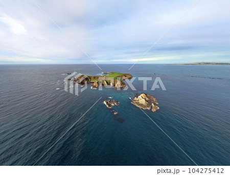 礼文島最北端トド島 無人島の海岸地形を捉えた空撮写真 礼文島最北端トド島 無人島の海岸地形を捉えた空撮写真 104275412