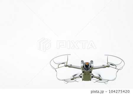 飛行中のドローン機体 白背景 飛行中のドローン機体 白背景 104275420