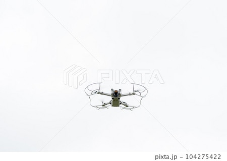 飛行中のドローン機体 白背景 飛行中のドローン機体 白背景 104275422