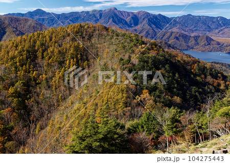 紅葉の奥日光・半月山から見る日光白根山 104275443