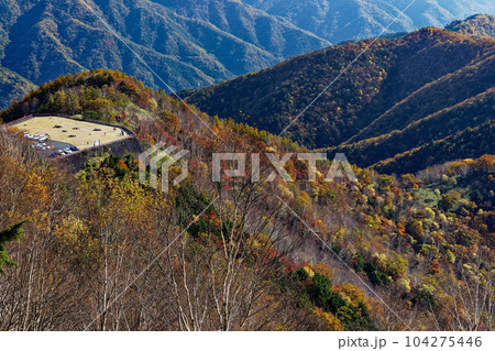 奥日光・半月山駐車場と紅葉の山並み 104275446