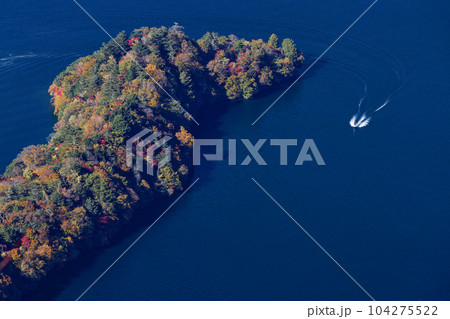 半月山展望台から見る紅葉の八丁出島・中禅寺湖とモーターボート 半月山展望台から見る紅葉の八丁出島・中禅寺湖とモーターボート 104275522