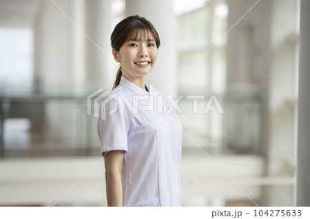 笑顔の白衣の女性 カメラ目線 ポートレート 笑顔の白衣の女性 カメラ目線 ポートレート 104275633