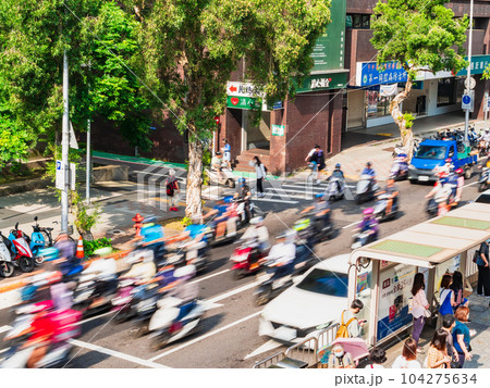 台北 朝のバイク通勤風景 台北 朝のバイク通勤風景 104275634