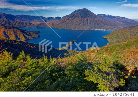 半月山展望台から見る紅葉の中禅寺湖と男体山 104275641